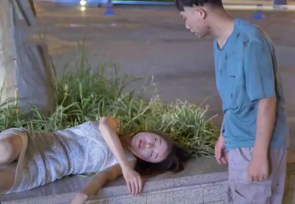 sex mom nhat ban Gã ăn mày cơ hội đưa cô gái say xỉn về nhà rồi tranh thủ địt…